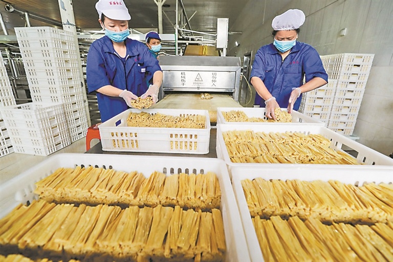 江西省富盛食品有限公司生产车间一景。