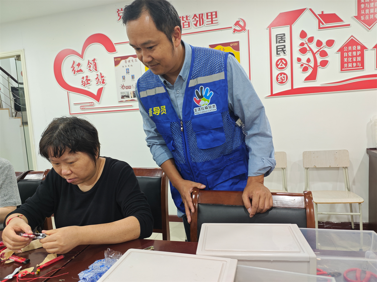 “巧手做挂件·分类树新风”——明城社区 垃圾分类创意手工宣传活动