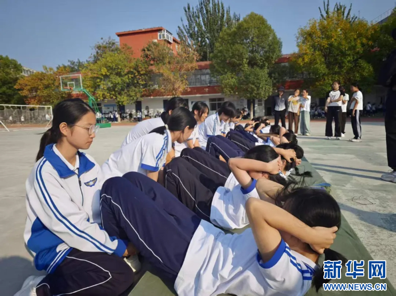 济南十六里河中学学生比赛仰卧起坐。新华网发