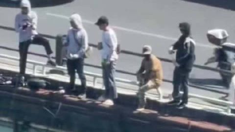 官方通报3人钓鱼坠河1人死亡 多人踩在大桥外侧管道上钓鱼,管道断裂有
