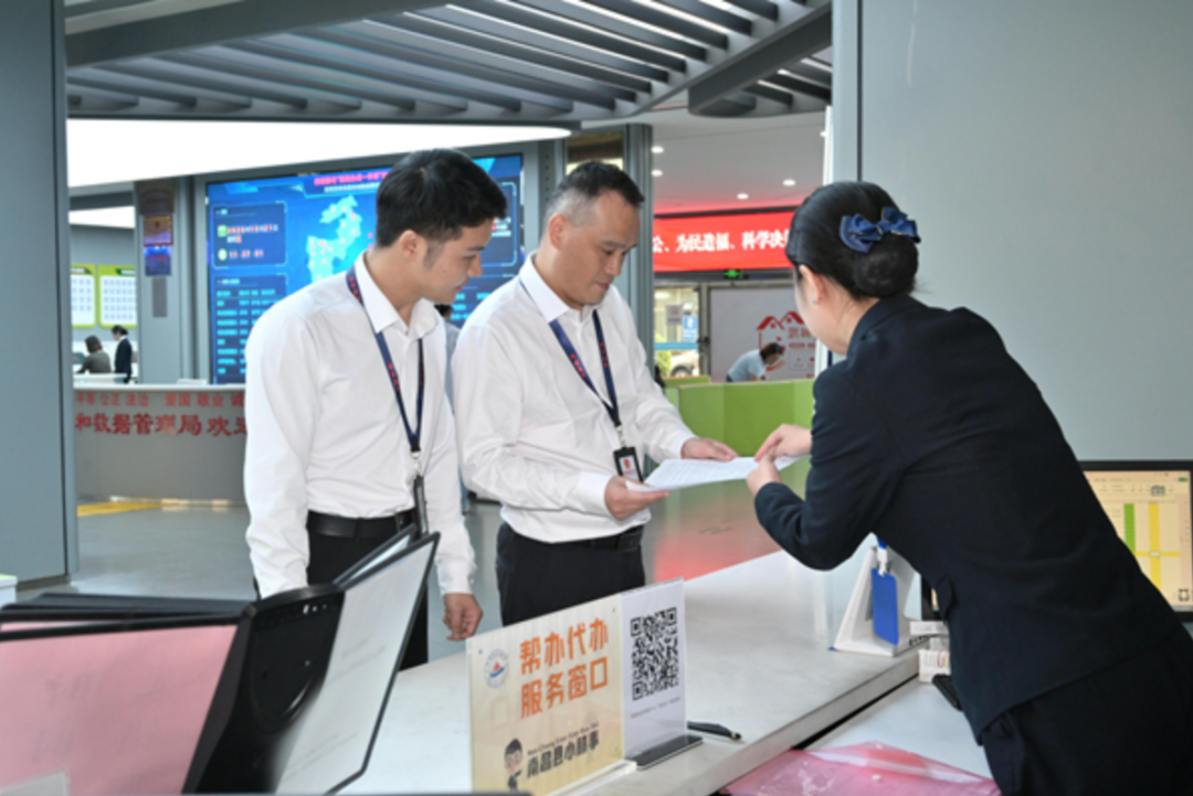 图为近日，江西省南昌市纪检监察干部实地走访市政务服务大厅，检查了解窗口作风、政务服务事项办理和群众诉求解决等情况。丁南昌 摄