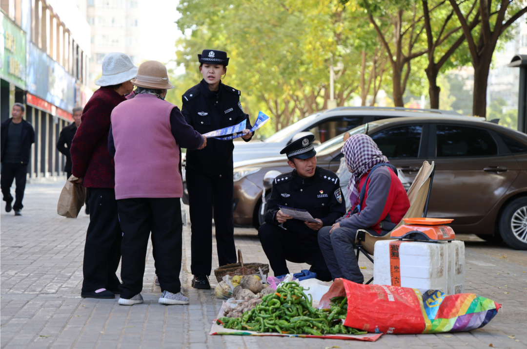 定西市公安局安定分局民警辅警深入辖区街道、广场等人员密集场所，开展安全知识宣传活动。杨永刚　摄