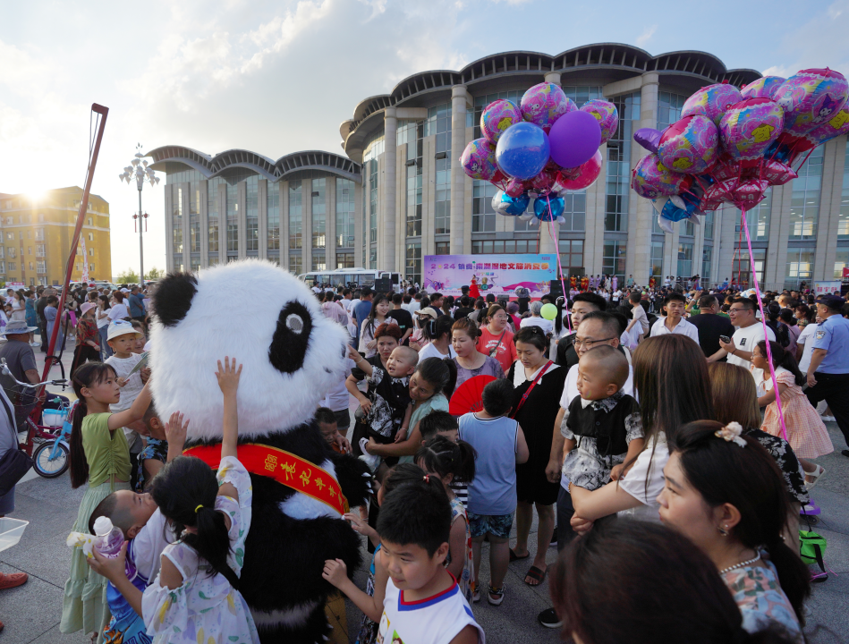 活动现场人流如织 镇赉县委宣传部供图