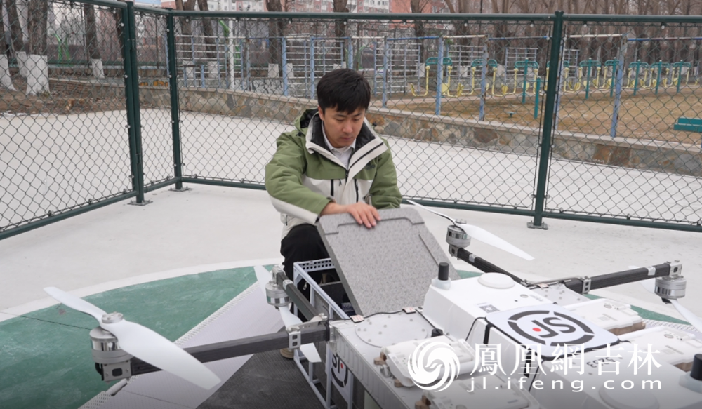 用户正在取出外卖商品。