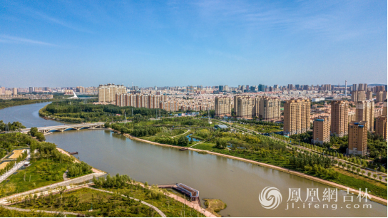 长春伊通河水清树绿，似一条翠带横卧北国春城。凤凰网吉林 梁琪佳摄