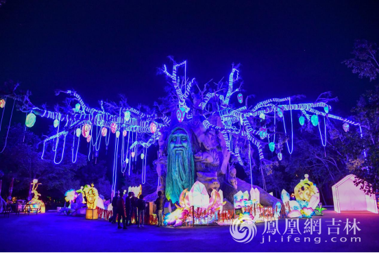 长影消夏灯会，三五好友一起聆听老树的秘密。凤凰网吉林 梁琪佳摄