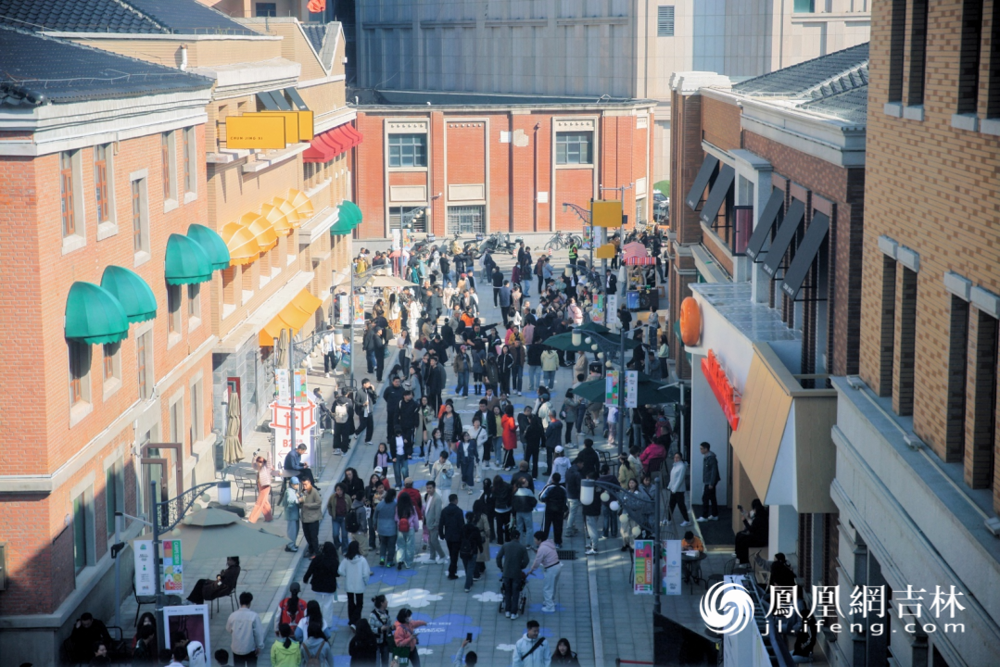 市民和游客在改造后的北京大街西历史文化街区度周末。