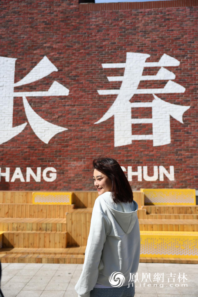 游客在北京大街西历史文化街区打卡。