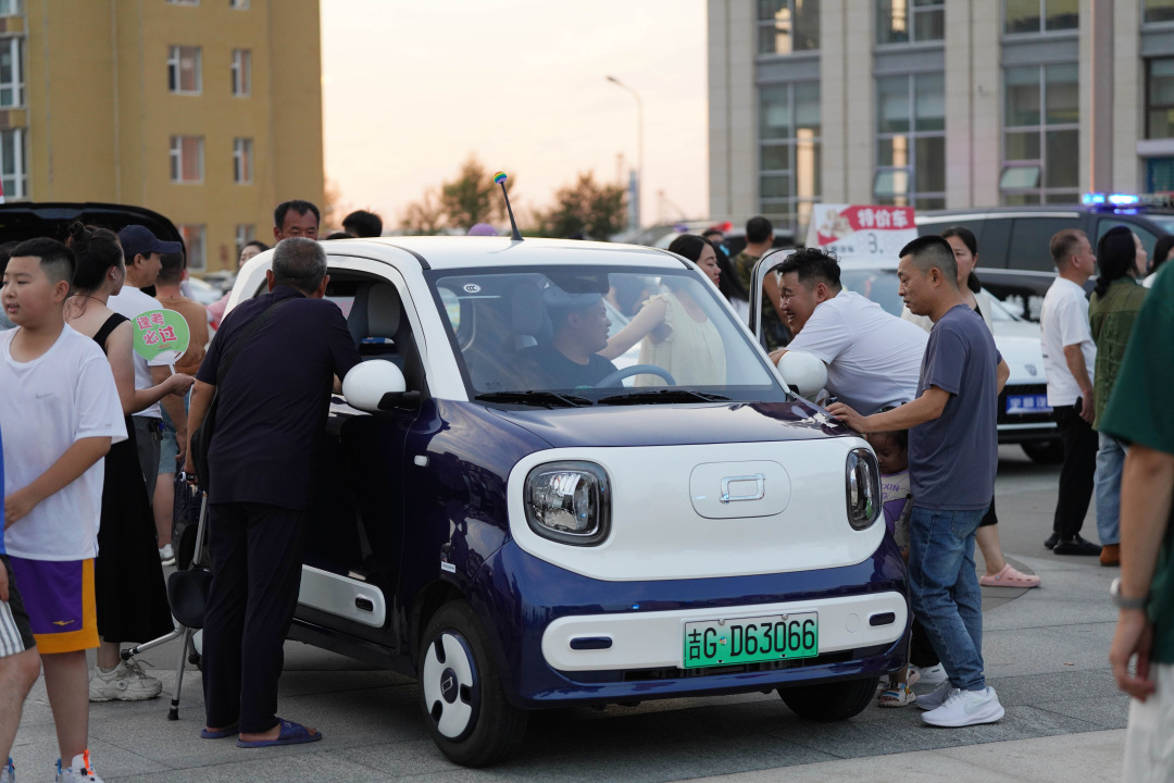 活动现场汽车展示区 镇赉县委宣传部供图