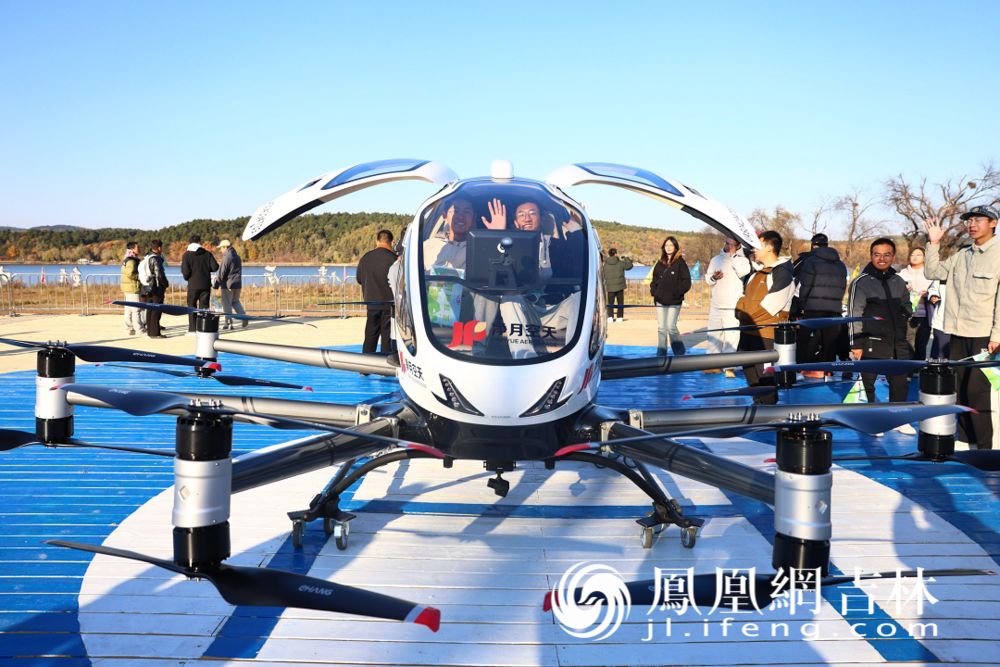 亿航智能在净月潭景区布置的EH216-S无人驾驶载人航空器（eVTOL）。