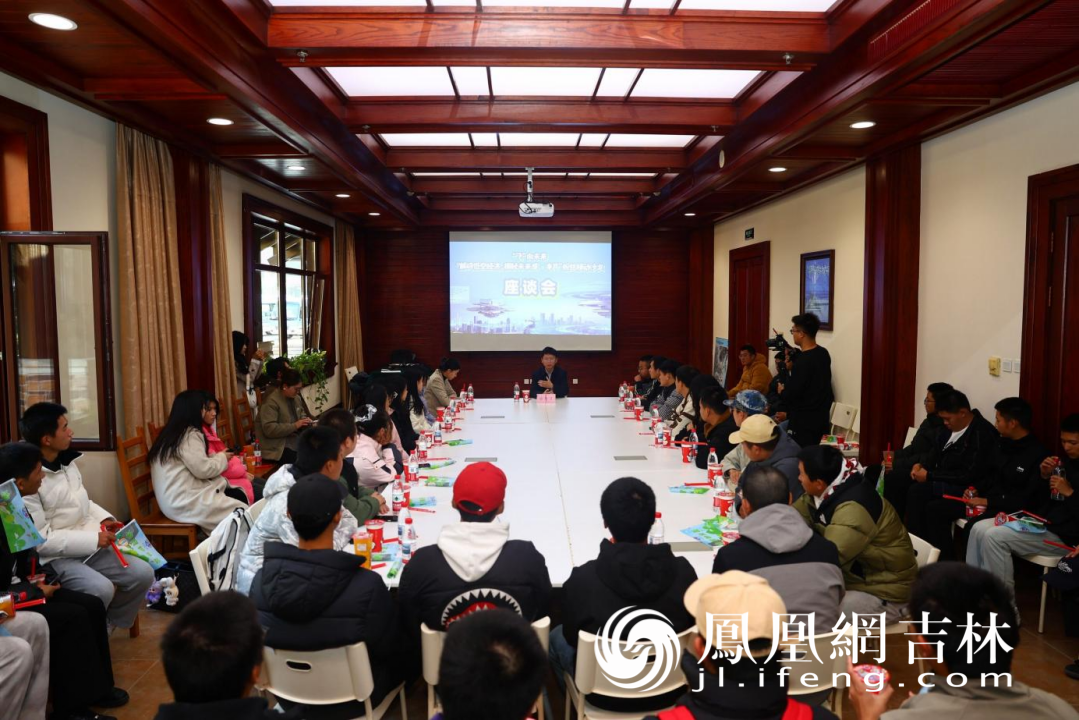净月高新区经济发展局相关工作负责人与青年粉丝交流低空经济发展。