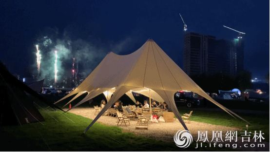 净月城市牧民节，市民在帐篷里体验清爽夏夜。凤凰网吉林 马园园摄 (动图)