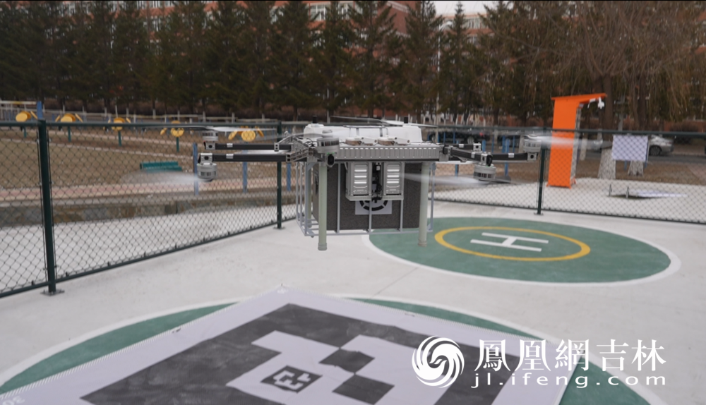无人机稳稳降落在东北师大净月校区内。