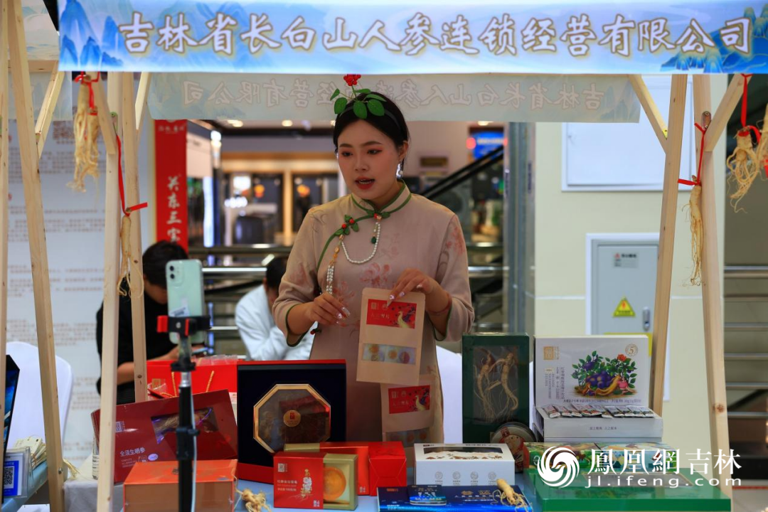 主播李金蔓在现场直播卖货。