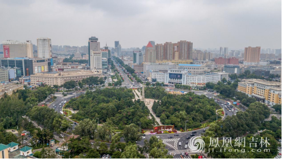 人民广场绿树紧促，宛如林海。凤凰网吉林 梁琪佳摄