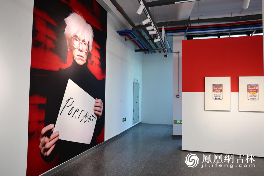 正在展出的“安迪&middot;沃霍尔：镜像与裂变”展。