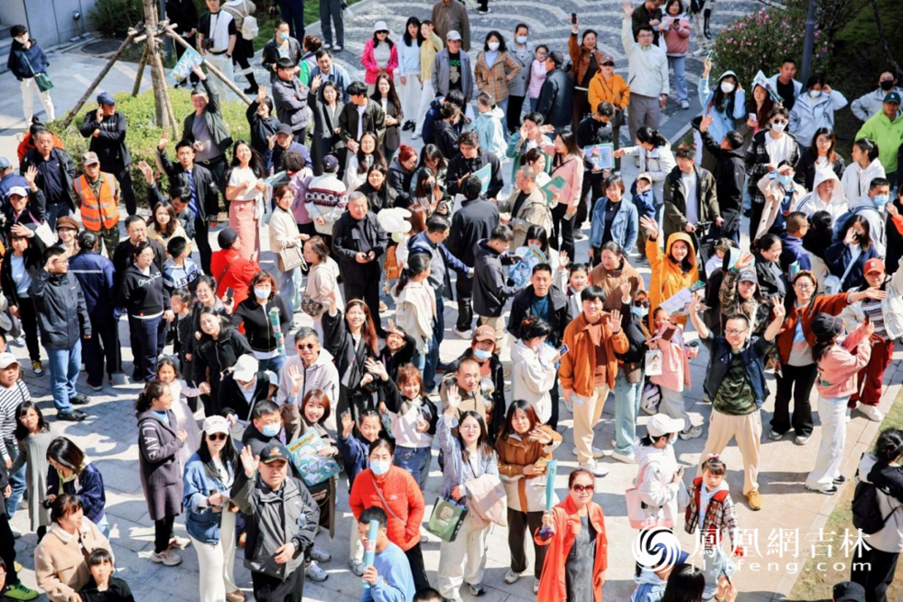 5月10日，长春北京大街西历史文化街区游人入织。