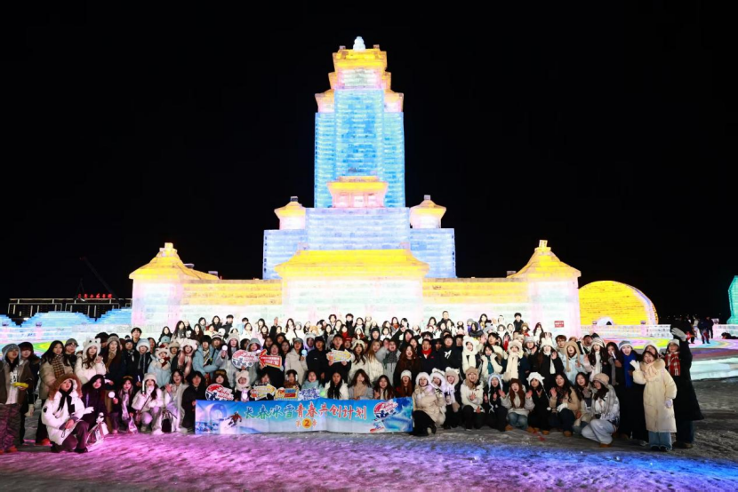 12月19日，长春冰雪之夜，长春市文化广播电视和旅游局局长张辉勇与青年学生共同喊话，邀约“学滑雪到长春”。