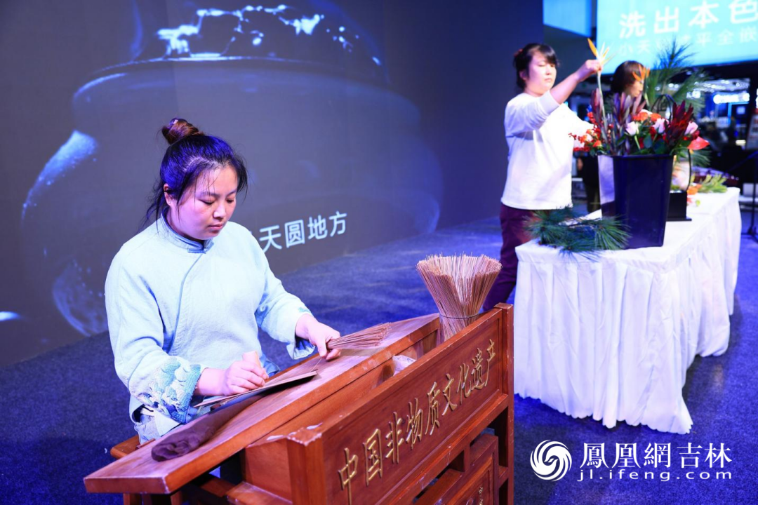 中吉香（吉林）生物科技有限公司现场展示人参香制作。
