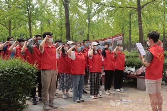 西安邮电大学“喜迎二十大、永远跟党走、奋进新征程”宣誓签名活动现场